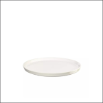 Ein schlichter weißer, runder Keramikteller ist vor einem weißen Hintergrund zentriert.