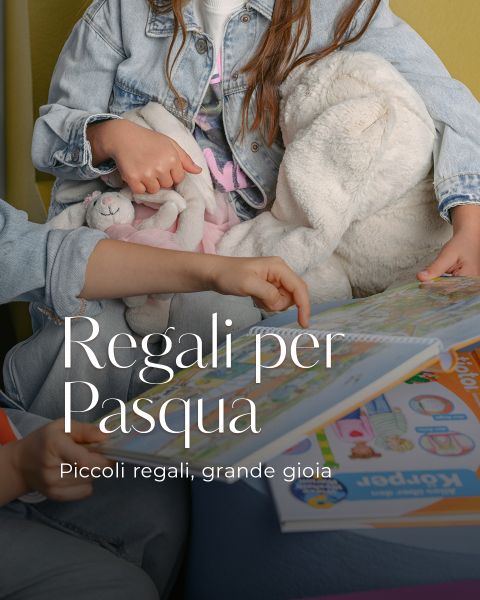 Due bambini siedono insieme e leggono un libro; uno tiene un coniglio di peluche. Il testo recita "Regali per Pasqua. Piccoli regali, grande gioia."