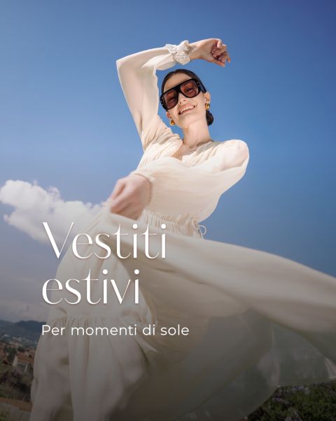 Una donna in un ampio vestito bianco e occhiali da sole sorride sotto un cielo azzurro brillante. Il testo dice: "Vestiti estivi. Per momenti di sole.".