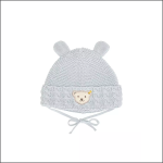 Eine hellgraue gestrickte Babymütze mit zwei kleinen bärenähnlichen Ohren, einem Kinnband und einem niedlichen Bärenaufnäher auf der Vorderseite, dargestellt auf einem schlichten weißen Hintergrund.