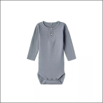 Ein langärmeliger, grauer Babybody mit rundem Halsausschnitt, zwei Holzknöpfen an der vorderen Knopfleiste und Druckknöpfen am unteren Rand auf weißem Hintergrund.