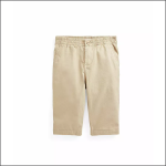 Beigefarbene Hose für Kleinkinder oder Babys mit einem elastischen Bund, einem Knopf vorne und zwei Taschen vorne, auf weißem Hintergrund.