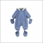 Ein blauer Baby-Schneeanzug mit Kapuze und angehängten Fäustlingen und Füßlingen, flach auf weißem Hintergrund dargestellt. Der Anzug hat gesteppte Ärmel und ein gesticktes Tiermotiv auf der Brust.