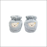 Ein Paar gestrickte hellgraue Babyschühchen mit aufgestickten Bärengesichtern auf der Vorderseite, dargestellt vor einem weißen Hintergrund.