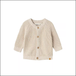 Eine beigefarbene Strickjacke für Babys mit langen Ärmeln, gerippten Bündchen und Saum und vier braunen Knöpfen auf der Vorderseite, die auf einem einfarbig weißen Hintergrund zu sehen ist.