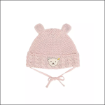 Eine rosa gestrickte Babymütze mit zwei kleinen Bärenohren an der Spitze, einem Bärengesichtsaufnäher auf der Vorderseite und Kinnbändern, dargestellt auf weißem Hintergrund.