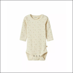 Langärmeliger Baby-Body in hellem Beige mit dezentem Pünktchenmuster, kleinem Blumendruck und Druckknöpfen an der Unterseite auf einfarbig weißem Hintergrund.