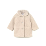 Ein hellbeiger, langärmeliger Kleinkindermantel zum Knöpfen aus weichem, strukturiertem Sherpa-Stoff mit einem abgerundeten Kragen und zwei Vordertaschen auf weißem Hintergrund.