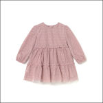 Ein langärmeliges, hellrosa Kleid für Kinder mit einem strukturierten, gemusterten Stoff und einem gestuften, gerüschten Rock, flach auf weißem Hintergrund dargestellt.