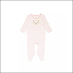 Langärmeliger Babyschlafanzug mit hellrosa und weißen Streifen, Füßlingen und einem kleinen Bärengesichtsaufnäher auf der Brust. Der Schlafanzug hat Druckknöpfe an der Schulter.