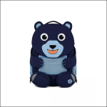 Ein Kinderrucksack, der wie ein süßer blauer Bär aussieht, mit großen Augen, Ohren und einem lächelnden Mund. Der Rucksack hat dunkelblaue Akzente und Pfotendetails auf der Vorderseite.