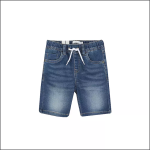 Kinder-Jeans-Shorts mit elastischem Bund, weißem Kordelzug, Taschen auf der Vorder- und Rückseite und leichtem Fading an den Beinen auf einfarbigem weißem Hintergrund.