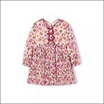 Langärmeliges, knielanges Kleid für Kinder mit rosa, lila und gelbem Blumendruck, Faltenrock und kastanienbrauner Zierborte und Schleife auf der Brust auf weißem Hintergrund.