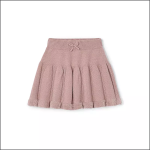 Ein rosafarbener Faltenstrickrock mit geripptem Bund und einer kleinen Schleife in der vorderen Mitte auf weißem Hintergrund.