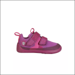 Ein einzelner rosafarbener und lilafarbener Kindersneaker mit zwei Klettverschlussriemen, einer Zuglasche an der Ferse und einer runden Spitze auf einem einfarbig weißen Hintergrund.