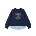 Marineblaues Sweatshirt mit der Aufschrift "BOSTON original" und einer weißen Lorbeergrafik auf der Vorderseite, mit einem hellblau-weiß gestreiften Hemdsaum, der unten herausschaut.