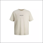 Ein schlichtes, beigefarbenes, kurzärmeliges T-Shirt mit dem Aufdruck "Originals Studio" und einem kleineren Text in schwarzer Farbe auf der Brust, der auf einem weißen Hintergrund steht.