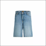 Knielange Shorts aus hellblauem Denim mit klassischem Five-Pocket-Design und Gürtelschlaufen auf weißem Grund.