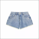 Ein Paar hellblaue Jeansshorts mit ausgefransten Säumen und Strassverzierungen auf der Vorderseite, dargestellt auf einem schlichten weißen Hintergrund.