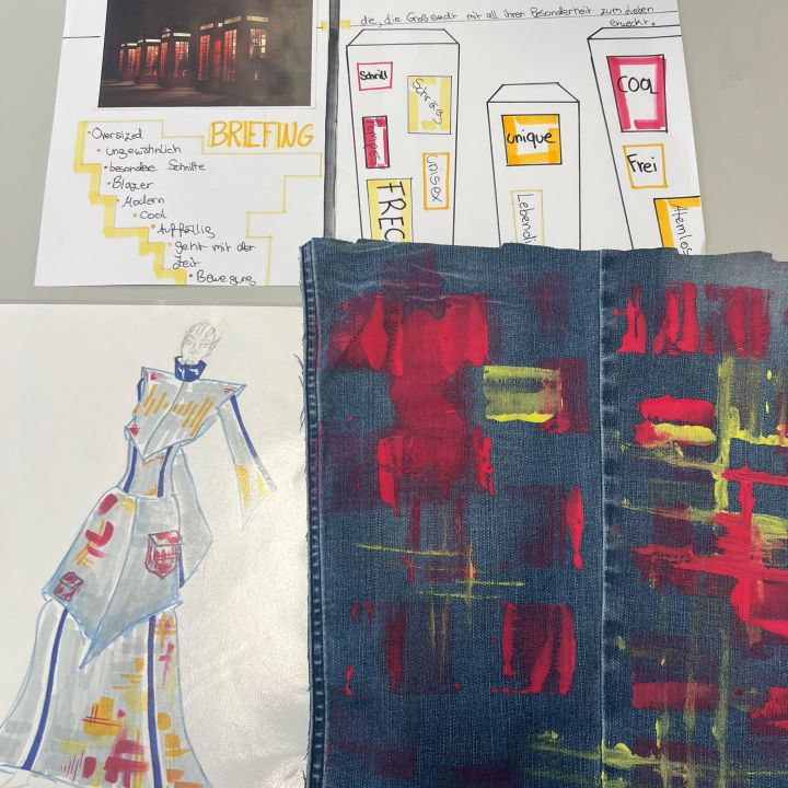 Un collage con schizzi, campioni di tessuto e note scritte a mano in tedesco e inglese, tra cui un'illustrazione di moda a colori, bozze di colore su tessuto denim e una pagina di progetto "THE LONDON PORTAL" con un diagramma e testo.