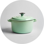 Ein hellgrün emaillierter gusseiserner Dutch Oven mit Deckel und seitlichen Griffen vor einem schlichten hellen Hintergrund.