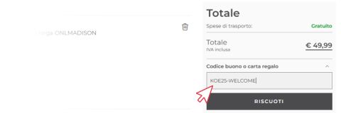 Screenshot di una pagina di checkout online con il codice sconto "KOE25-WELCOME" inserito nel campo del codice promozionale e una freccia rossa che punta al codice. Il totale è di 49,99 € con spedizione gratuita.