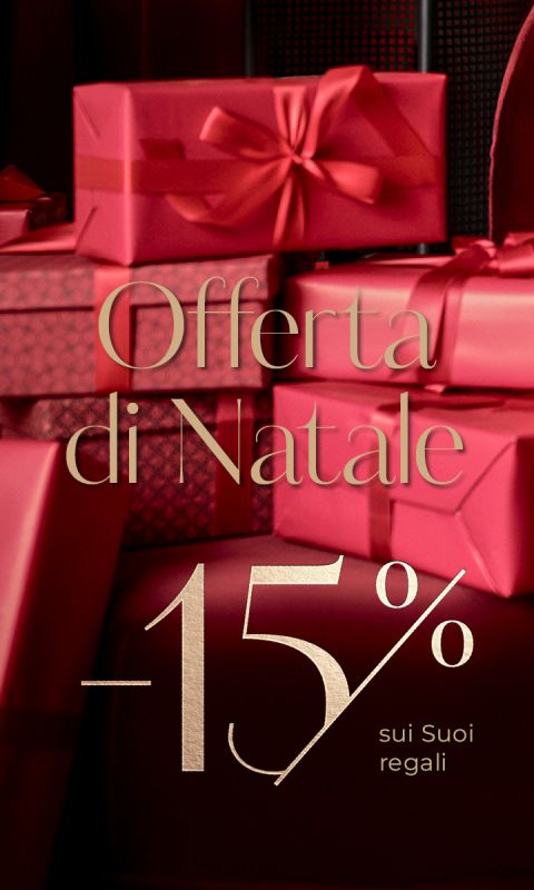 Diverse scatole regalo rosse con fiocchi e testo dorato in italiano che offrono uno sconto natalizio del 15% sui tuoi regali (Offerta di Natale -15% sui Suoi regali).