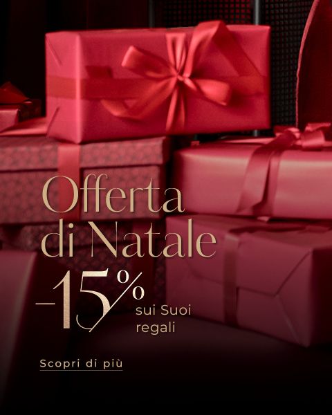 Diverse scatole regalo rosse con nastri e un testo in italiano che offre uno sconto natalizio del 15% sui regali.