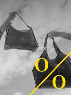 Due mani che reggono ciascuna una grande borsa di pelle scamosciata di fronte a un cielo nuvoloso. L'immagine è in bianco e nero con una linea diagonale gialla e le lettere "o" e "O" in giallo.
