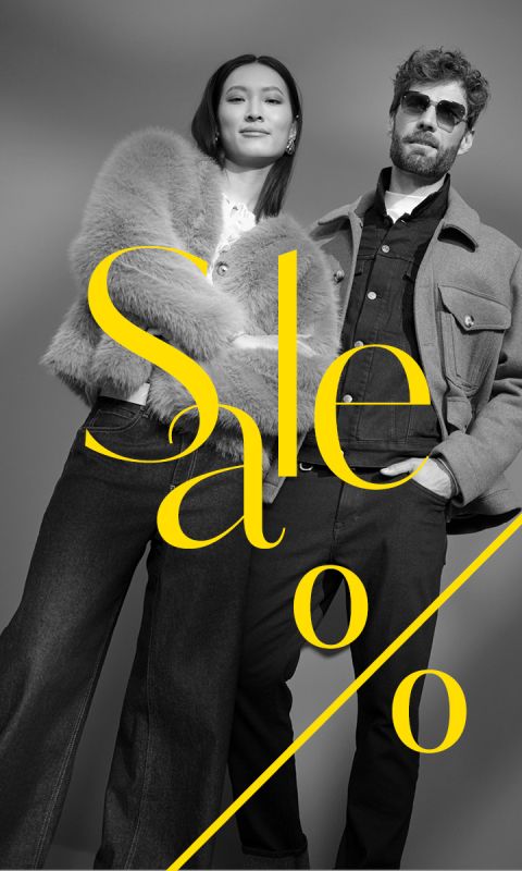 Una donna elegante e un uomo con abiti alla moda posano con sicurezza con la parola "Sale" e un simbolo di percentuale in grassetto giallo sopra l'immagine.