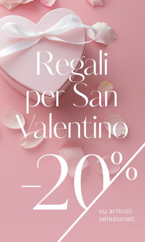 Scatola regalo a forma di cuore con nastro bianco su sfondo rosa con petali di rosa. Testo: "Regali per San Valentino -20% su articoli selezionati."