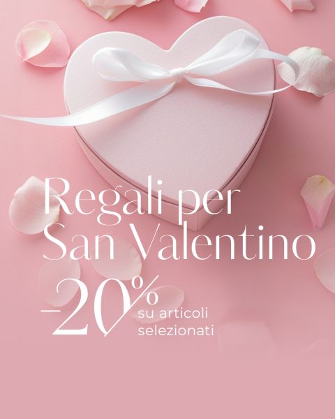 Scatola regalo a forma di cuore con nastro bianco su sfondo rosa con petali di rosa, testo: "Regali per San Valentino -20% su articoli selezionati".
