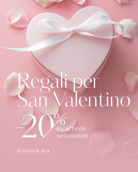 Scatola regalo a forma di cuore con nastro bianco su superficie rosa, circondata da petali di rosa. Testo italiano offre uno sconto del 20% su regali selezionati per San Valentino.