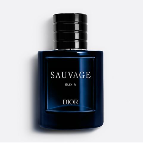 Flacone di vetro blu scuro del profumo Dior Sauvage Elixir con tappo nero, testo bianco e design minimalista su sfondo chiaro.