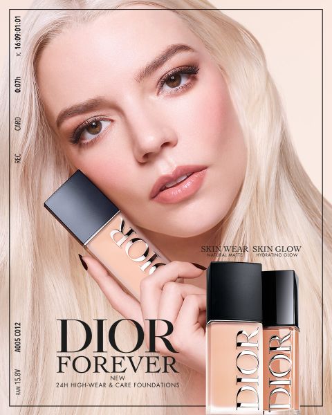 Una donna con capelli biondo platino tiene due flaconi del fondotinta Dior Forever vicino al viso, promuovendo il prodotto con un trucco impeccabile.