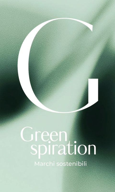 Lettera maiuscola "G" con le parole "Green spiration Marchi sostenibili" su uno sfondo verde, astratto e sfocato.