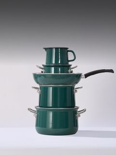 Una pila di pentole verdi, tra cui pentole, padelle e una tazza, è disposta verticalmente su uno sfondo neutro.