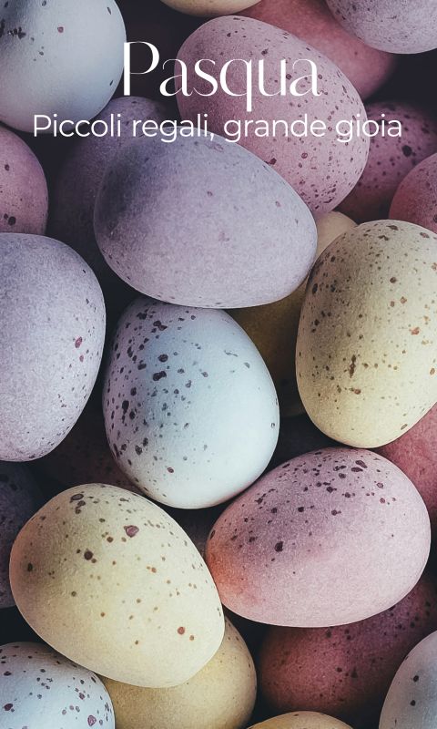 Uova di Pasqua screziate color pastello riempiono l'immagine. Il testo italiano recita: "Pasqua. Piccoli regali, grande gioia", che significa "Pasqua. Piccoli regali, grande gioia".