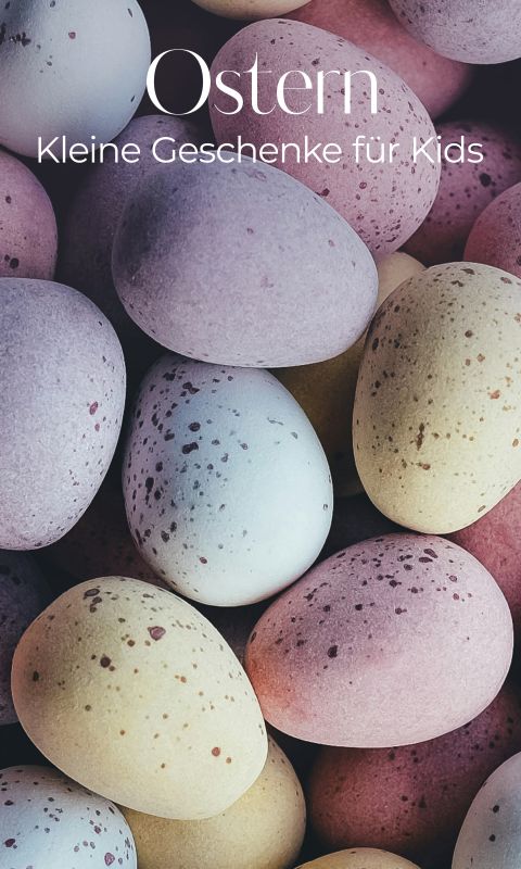 Uova di Pasqua screziate color pastello, con sopra il testo "Piccoli regali di Pasqua per bambini".