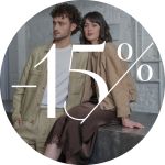 Ein Mann und eine Frau in stilvoller, neutraler Kleidung mit einem großen "-15%"-Overlay, das auf einen Rabatt von 15% oder einen Ausverkauf hinweist.