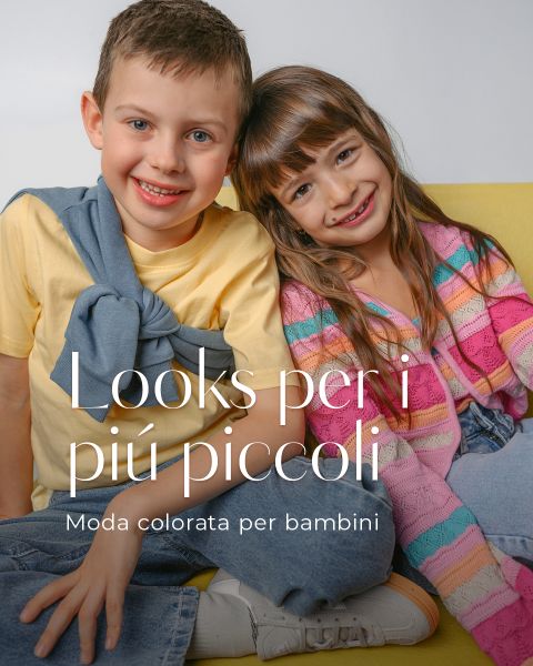 Due bambini sorridenti sono seduti su un divano giallo e indossano abiti colorati e casual. Il testo in italiano promuove la moda colorata per bambini.