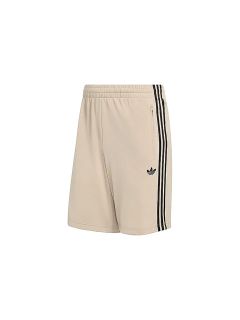 Pantaloncini Adidas beige con strisce nere laterali, elastico in vita, tasca con zip e logo Adidas nero sulla gamba sinistra.