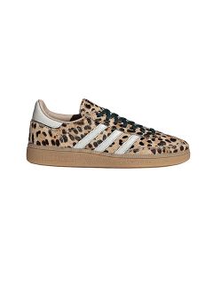 Sneaker Adidas con stampa leopardata, strisce bianche, lacci neri e suola in gomma marrone chiaro, in vista laterale.