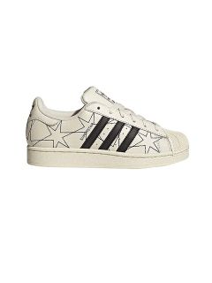Sneaker bianche con strisce Adidas nere e contorni astratti di stelle nere sui lati; stile low-top con puntale strutturato.