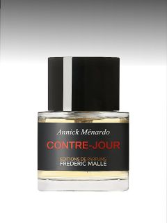 Flacone del profumo Contre-Jour di Annick Ménardo per Frédéric Malle, con tappo nero ed etichetta nera con scritte rosse e bianche.