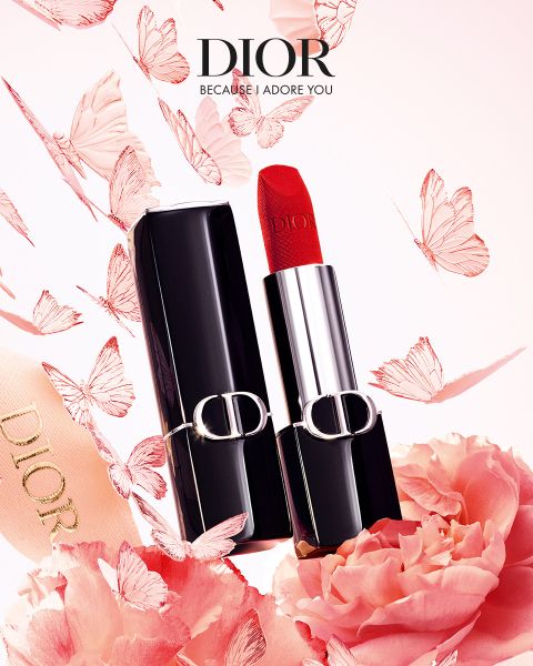Un rossetto rosso di Dior in un astuccio nero e argento, circondato da farfalle rosa, fiori e un fiocco con il logo Dior.