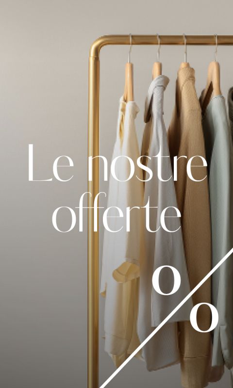 Abbigliamento appeso a un supporto dorato con il testo italiano "Le nostre offerte" e un grande simbolo di percentuale che indica offerte speciali o sconti.