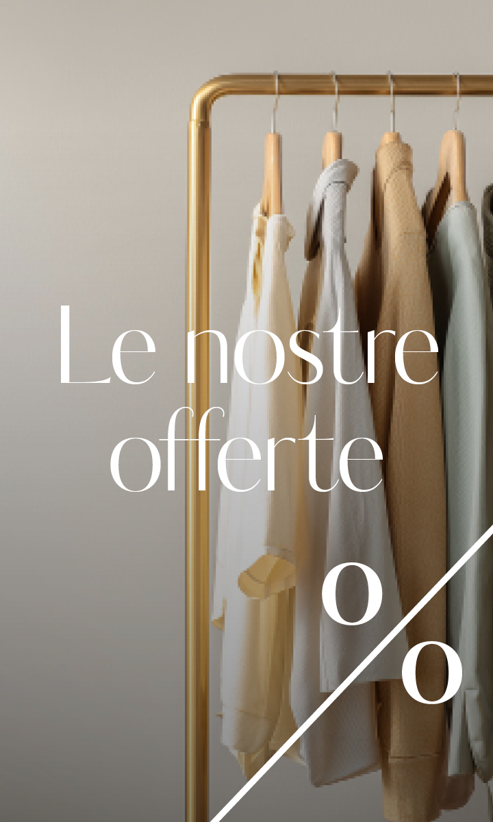 Abbigliamento appeso a un supporto dorato con il testo italiano "Le nostre offerte" e un grande simbolo di percentuale che indica offerte speciali o sconti.