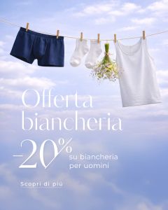 Boxer mare, calzini bianchi e una canottiera bianca sono appesi a uno stendibiancheria con fiori; un testo italiano offre uno sconto del 20% sulla biancheria intima da uomo.