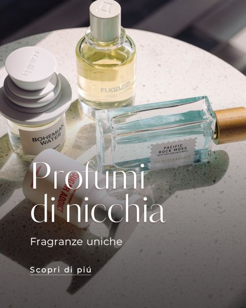 Quattro flaconi di profumo di nicchia su una superficie leggermente screziata, con testo in italiano che pubblicizza fragranze uniche e invita a saperne di più.